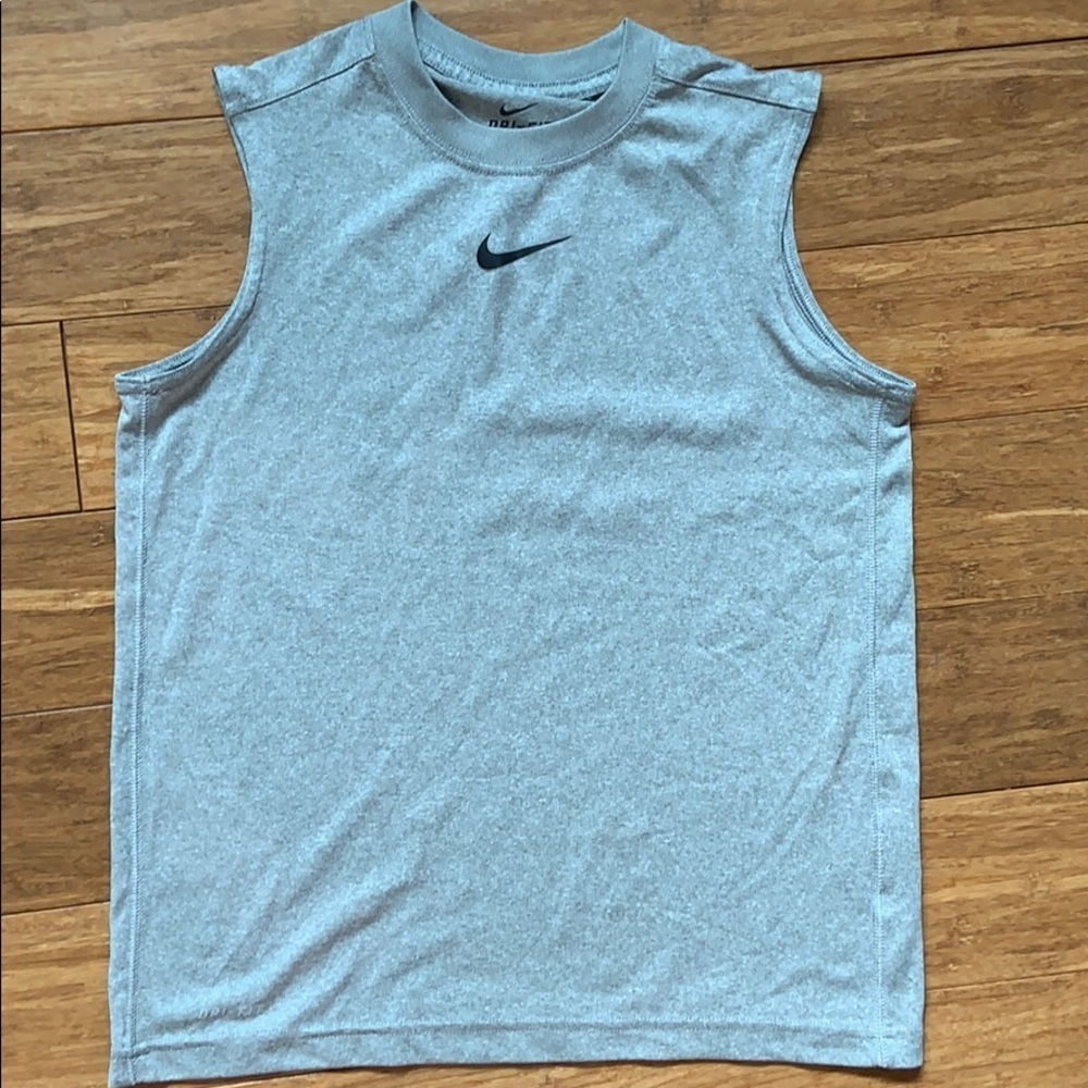☀️ 3/$36 or 2/$30 
NEW NIKE DriFIT Boys Sleeveless Tank Grey sz Small